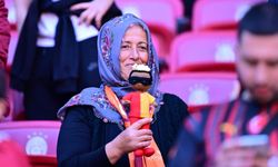 Victor Osimhen için maskeli bebek ören Neslihan teyze tribünde