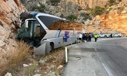 Antalya'da feci kaza! Yolcu otobüsü kayalıklara çarptı, bilanço ağır