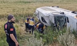 Düğün dönüşü minibüs şarampole devrildi: 17 yaralı