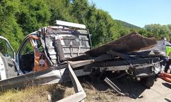 Emniyet şeridindeki yol bakım aracına tır çarptı! 2 kişi yaralı