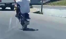 Hatay’da motosikletlinin tehlikeli şovu yürekleri ağza getirdi