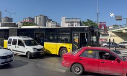İETT otobüsü kazası sonrası trafik kilitlendi