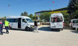 İşçi servis minibüsleri çarpıştı: Yaralılar var!