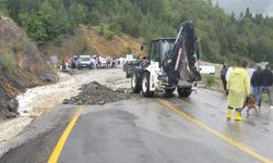Kastamonu'da kuvvetli sağanak! Karayolu ulaşıma kapandı