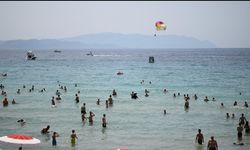 Kuşadası'nda plajlarda bayram yoğunluğu!
