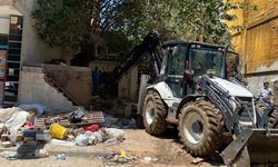 Manisa'da yaşlı kadının evinden 13 kamyon çöp çıkarıldı