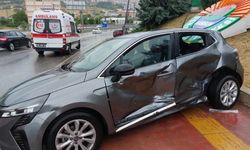 Samsun'da hafif ticari araç otomobile yandan çarptı: Yaralılar var
