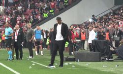 Sırtına su şişesi çarpan Kayserispor'un hocasına kırmızı kart