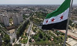 Suriye'nin en büyük bayrağı göndere çekildi