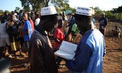 TDV gönüllüleri Mozambik'te Kur'an-ı Kerim dağıttı