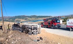 Tunceli'de kamyon devrildi, sürücü araçtan fırladı