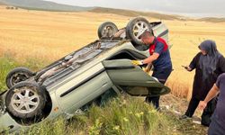 Yağmurun kayganlaştırdığı yolda otomobil takla attı: 3 yaralı