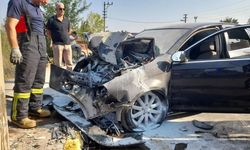 Beton direğe çarpan otomobil hurdaya döndü