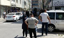 2 kardeş, kaldırımda yürüyen 2 kişiyi bıçakladı