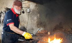 81 yaşındaki Mücahit usta, 70 yıldır demir dövüyor