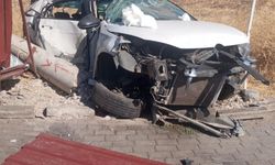Belediye otobüsü ile otomobilin çarpıştığı kazada 1 kişi öldü, 1 kişi yaralandı