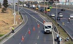 Büyükçekmece'de aydınlatma direği yan yattı: E-5 trafiğe kapatıldı