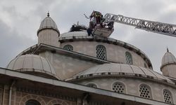 Cami kubbesinde ayağı sıkışan leylek kurtarıldı