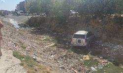 Çocuk şakası pahalıya patladı! Otomobil dereye uçtu