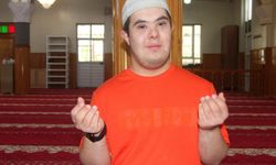 Down sendromlu Enes’in cami ve Kur'an-ı Kerim aşkı, görenleri imrendiriyor