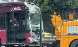 Esenyurt'ta metrobüs kazası: Durakta bekleyen metrobüse çarptı