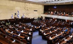 İsrailli vekil, soykırım yapıldığına dair yazıyı okuyunca kürsüden zorla indirildi