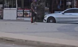 İstanbul'da satırlı maganda vatandaşlara saldırmaya çalıştı