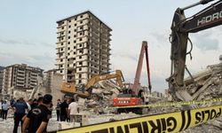 Kahramanmaraş'ta yıkımı yapılan ağır hasarlı bina iş makinesinin üzerine devrildi