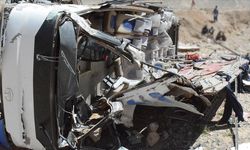 Katliam gibi kaza: Yolcu otobüsü ile kamyon çarpıştı: 11 ölü, 45 yaralı