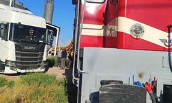 Kırıkkale'de yük treni tıra çarptı