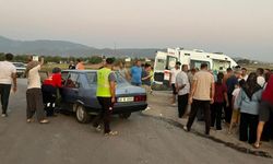 Motosikletle otomobil çarpıştı: 3 yaralı