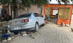 Otomobil, köyün kahvehanesine daldı: 1 ölü, 2 yaralı