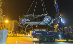 Otomobil park halindeki briket yüklü tıra çarptı: 2 ölü