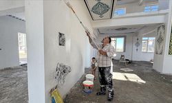 Şehit oğlunun hayrı için okul, cami ve Kur'an kurslarının boya işlerini yapıyor