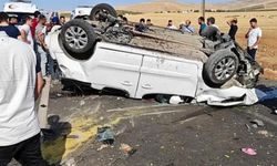 Siirt’te refüje çarparak takla atan araç ters döndü: 6 yaralı