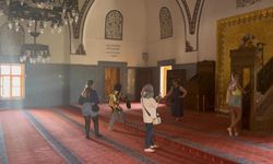 Tarihi camide tepki çeken görüntü! Minber önünde kısa şortlu poz