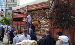 Tarlasında yetiştirdiği 20 ton patatesi vatandaşa dağıttı