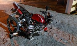 Ters şeritte feci kaza: Otomobil motosikletle çarpıştı