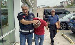 Tramvayda genç kadının fotoğraflarını çeken şahsa meydan dayağı