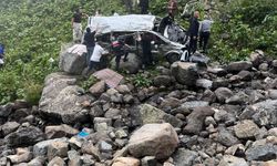 Yaylada korkunç kaza: Turistleri taşıyan minibüs dere yatağına uçtu: 2 ölü, 4 yaralı