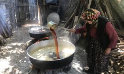 50 kiloluk kazanlarda 1 litre külle kaynatılıyor, kilosu 500 liradan satılıyor