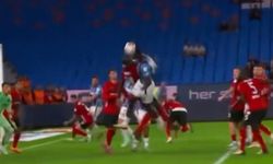 Akyazı'da penaltı itirazı! Hakem devam ettirdi