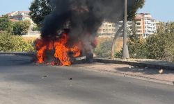 Avcılar'da park halindeki otomobil yanarak kül oldu