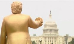Beyaz Saray’ın karşısına Trump’ın Bitcoin tuttuğu heykeli dikildi