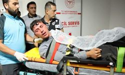 Husumetli iki genç birbirini bıçakladı! Yarasını unutup muhabirlere küfretti