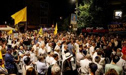 İsrailliler, ateşkes talebiyle Netanyahu'nun evinin önünde toplandı