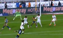 Kadıköy'de tartışmalı pozisyon! VAR'dan penaltı kararı çıktı ama gol olmadı