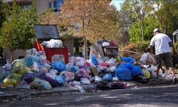 Karşıyaka'da toplanmayan çöpler tepkiye neden oluyor