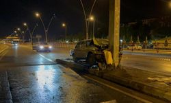Klasik otomobil direğe saplandı