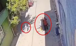 Kucağında çocuğuyla yürüyen anneyi 3 kadın tekme tokat darbetti